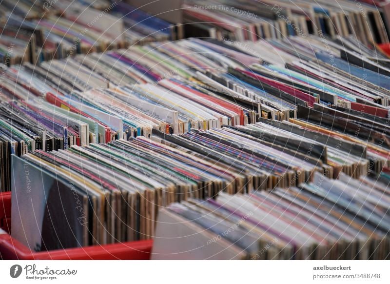 Vinyl Schallplatten auf dem Flohmarkt Platte Musik retro schallplattenbörse LP Flohmarktstand second hand alt Vintage viele plattenkiste Kiste gebraucht