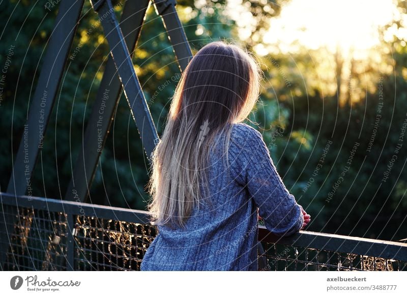 Junge Frau Steht Allein Am Bruckengelander Ein Lizenzfreies Stock Foto Von Photocase