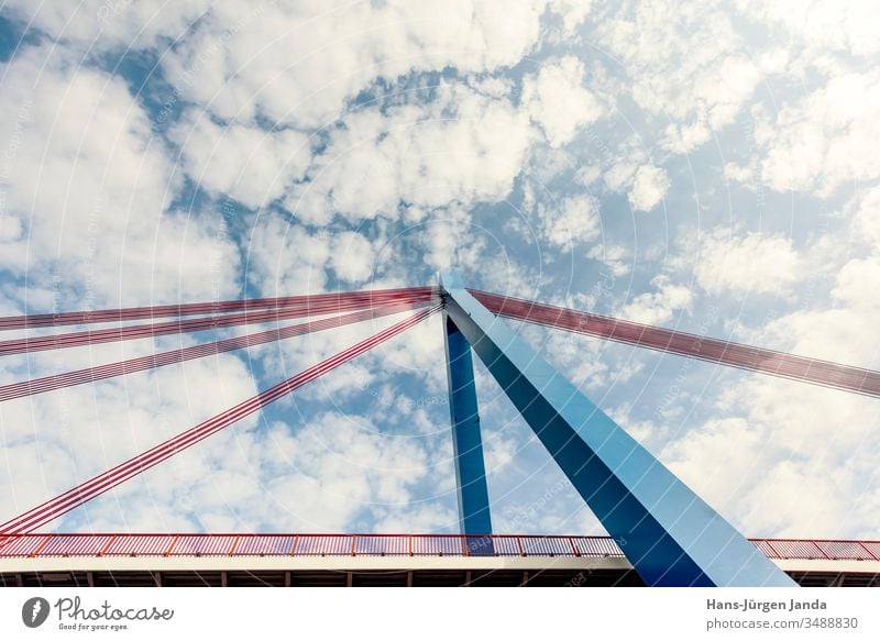 Hängebrücke über einen Fluß mit blauem Himmel und Wolken hängebrücke autobahn bach strand autos überführung straße fluß pfeiler ufer wolken verkehr transport
