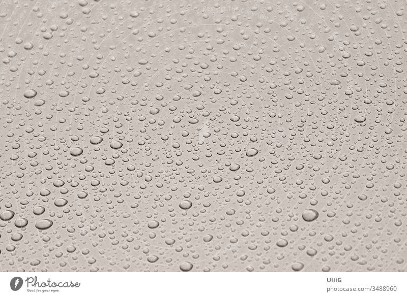 Regentropfen auf einem lackierten Metallblech - Dicke Regentropfen perlen von einem glänzend lackierten Metallblech ab. Haftung Hintergrund Perlen schön schwarz