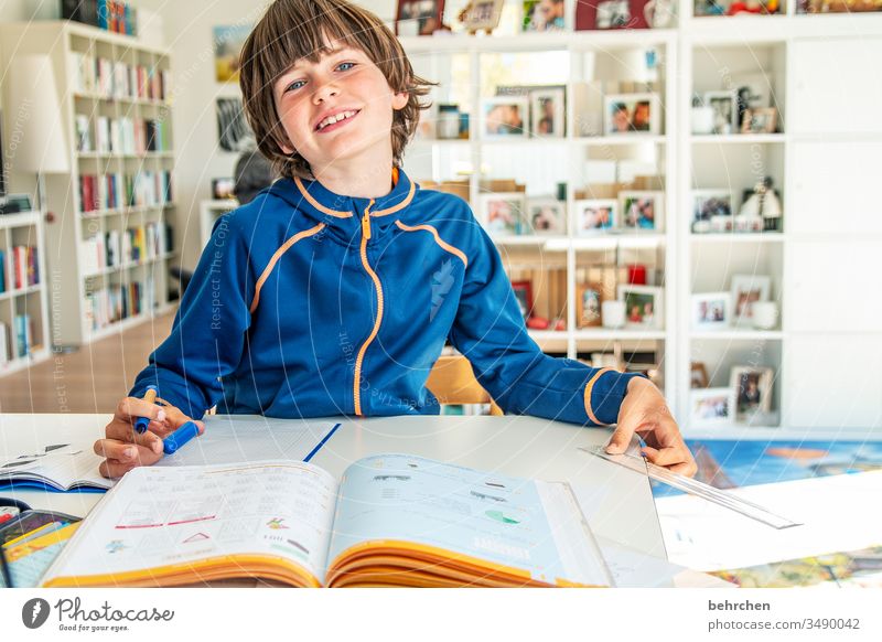 homeschooling | corona thoughts frech Farbfoto Innenaufnahme blaue augen Nahaufnahme Kind Junge Familie & Verwandtschaft Kindheit Gesicht Tag Licht Kontrast
