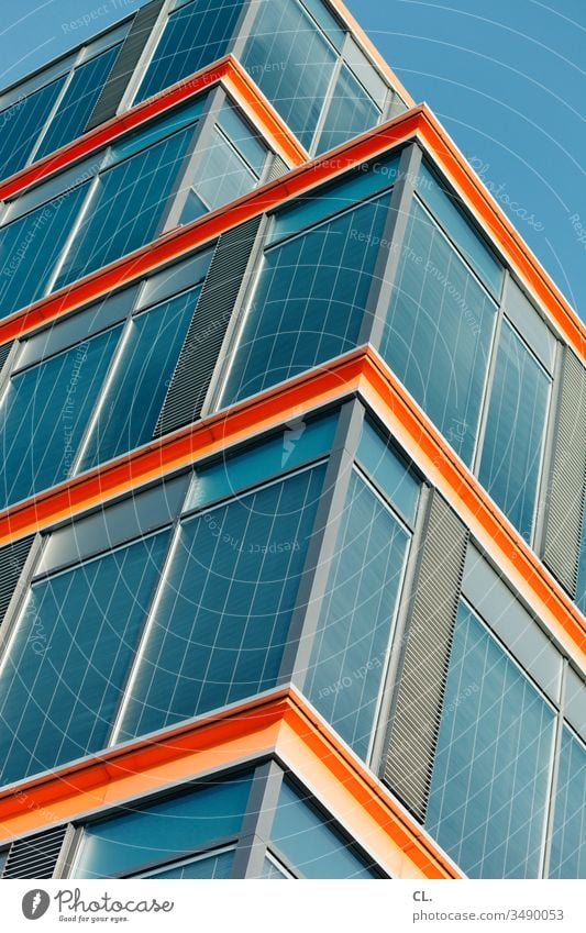 gebäude Gebäude Gebäudeteil Architektur eckig blau Blauer Himmel orange abstrakt ästhetisch modern Moderne Architektur Fassade Fenster Strukturen & Formen
