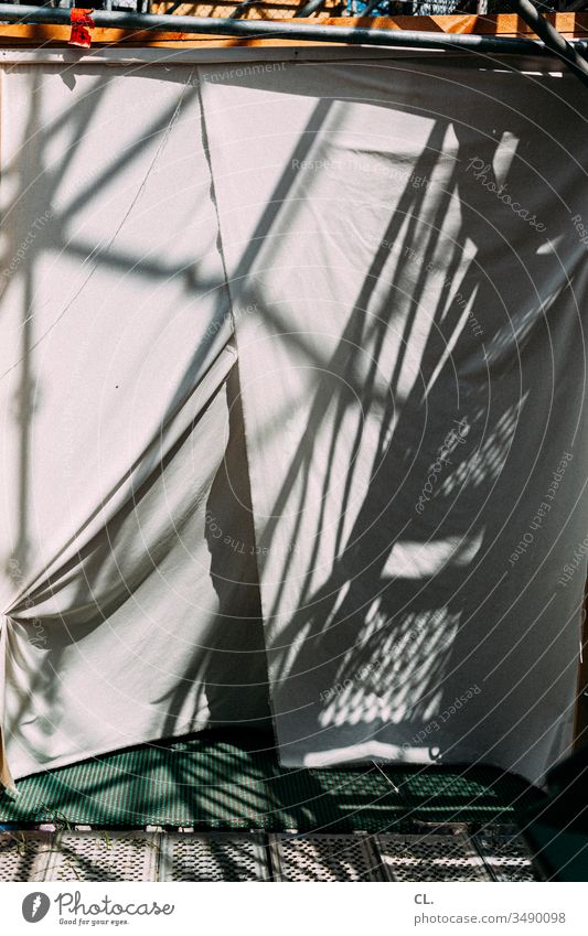 backstage Gerüst Metall metallgitter Gitter Stoff Sichtschutz Bühne abstrakt Schattenspiel Faltenwurf Strukturen & Formen Muster Farbfoto Menschenleer