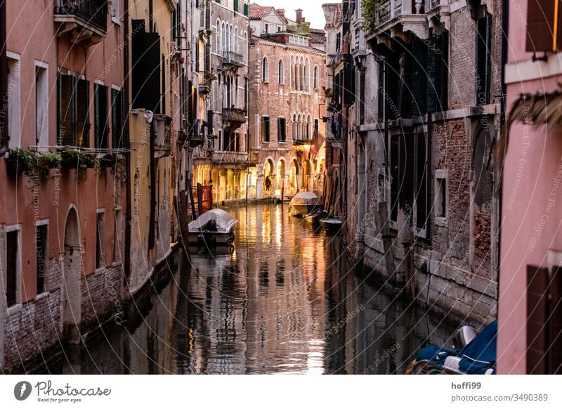 kleiner Kanal in Venedig im Abendlicht - die Gastro wartet schon ... Canal Grande Altstadt Wasser Gondel (Boot) Italien Hafenstadt Ausflug Brücke Gondolier Haus