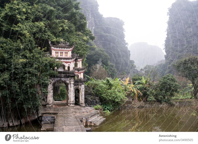 Eingang zu einer Tempelanlage in Ninh Binh, Vietnam Umwelt Ausflug Pflanze Ferne Farbfoto Berge Natur Außenaufnahme Berge u. Gebirge Abenteuer Tourismus Hügel