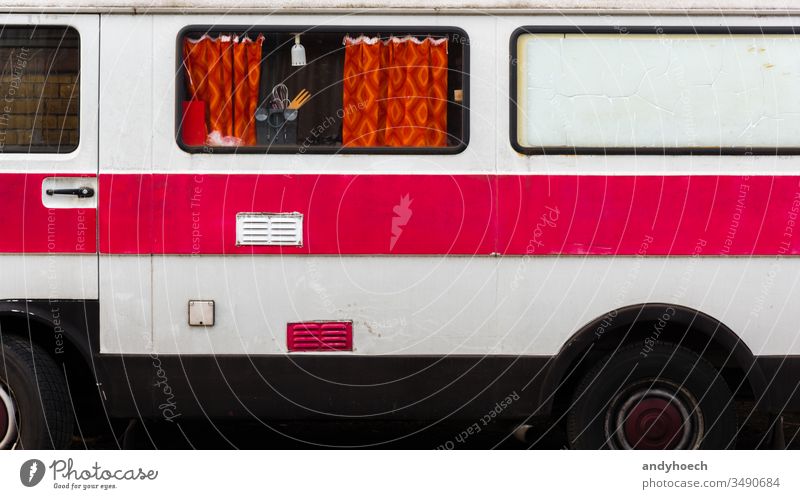 ein altes Wohnmobil mit einem schicken Vorhang abstrakt Abenteuer Hintergrund Bus Camping PKW Wohnwagen Stadtleben Komfort Essen zubereiten Gardine Besteck Tag