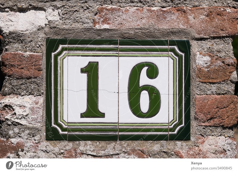 Hausnummer 16 Zahl Schild Hauswand Ziffern & Zahlen Nummer Wand Farbfoto Fliese