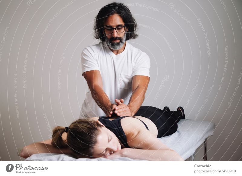 Kinesiologie Physiotherapie. Kaukasischer Mann, der seine Klinik besucht. alternativ Aromatherapie Arthritis Rücken Wesen Körperpflege Knochen Chiropraktiker