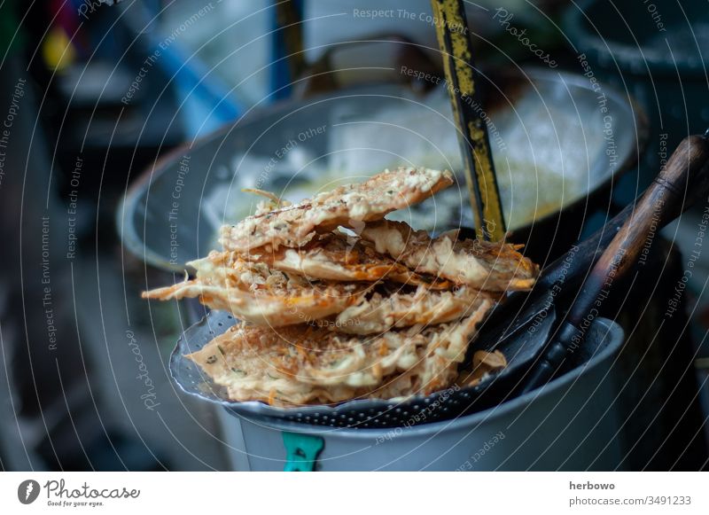 Bild von Gorengan, einem traditionellen indonesischen Straßengericht, das in Öl frittiert wird. Straßenessen Asien Indonesien Java Lebensmittel Hausierer