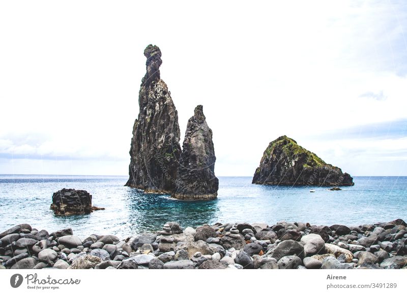 wenn die Zeit an den Zähnen nagt Felsen Meer steil Insel Madeira Felsnadeln Klippen steinig Küste Himmel blau Wasser Menschenleer Steinstrand türkis