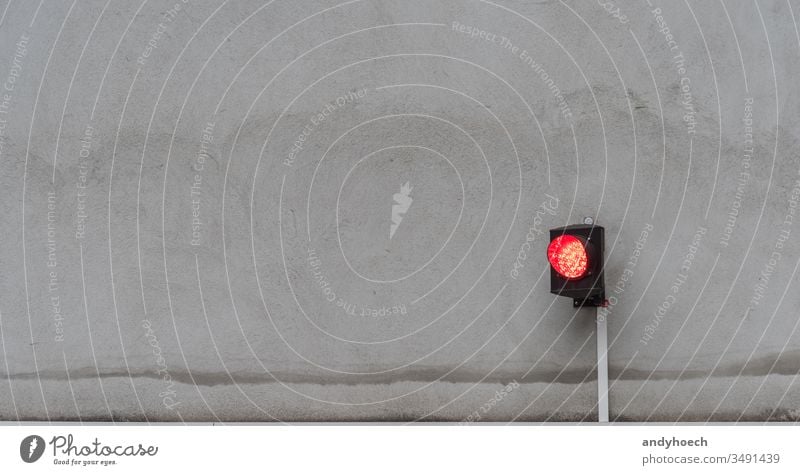 Die Ampel zeigt rot auf der grauen Fassade Unfall Architektur Autorität Hintergrund Kabel Großstadt Farbe Konzept Kontrolle Textfreiraum Gefahr gefährlich Regie