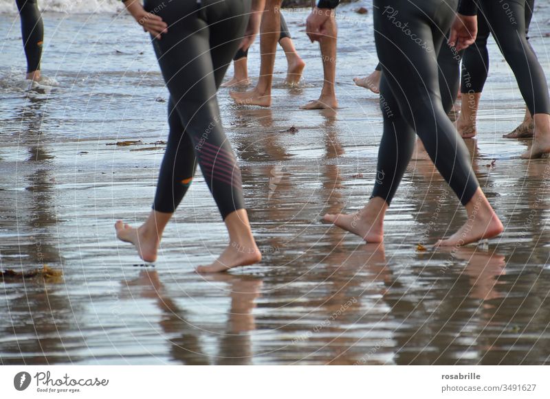 das | Geräusch | spritzenden Wassers, wenn viele Füße gleichzeitig hineinlaufen     … Wassersport für die Gesundheit Sport Strand Sand Taucheranzug barfuß