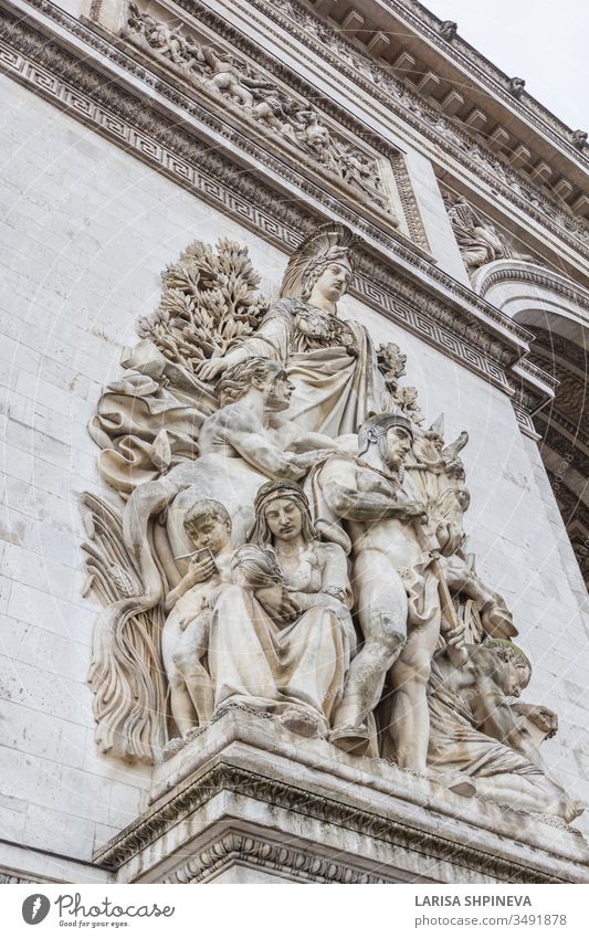 Arc de Triomp mit Elementen von Skulpturen, die Jean Chalgrin 1806 auf dem Place de Gaulle in Paris, Frankreich, entworfen hat Bogen triumphieren Fahne Denkmal
