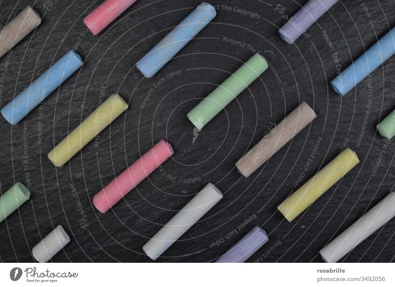 Kreidemalfarben auf schwarzer Schieferplatte | Symmetrie Farben Straßenkreide Kreidefarbe bunt malen Kunst spielen Spielzeug Freizeit & Hobby Malutensilien