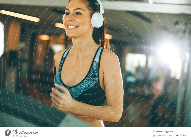 Junge Frau läuft während des Sporttrainings in einem Fitnessstudio auf dem Laufband laufen passen Athlet Übung Gesundheit Sportbekleidung Training Maschine