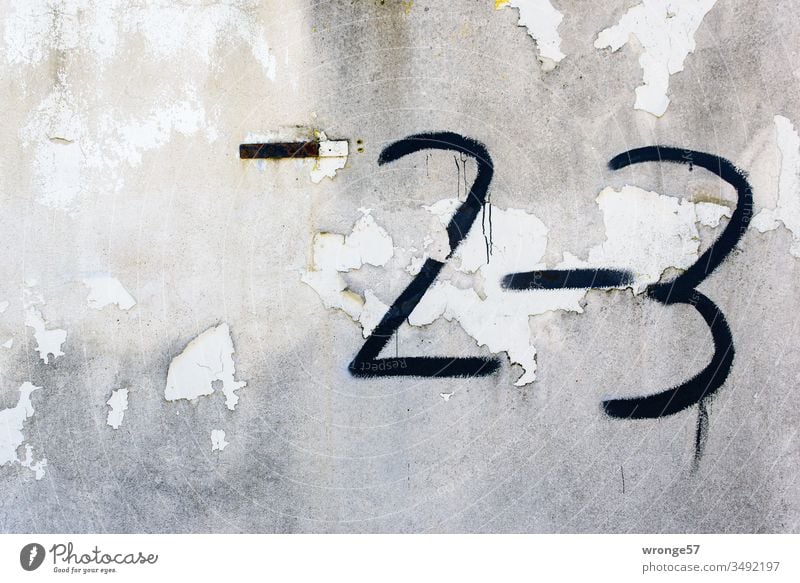 Hausnummer 2-3 an einer alten Hauswand mit abblätternden Anstrich Fassade Mauer abbröckeln Ziffern Ziffern & Zahlen Wand Außenaufnahme Farbfoto