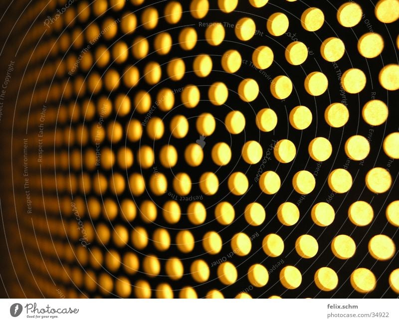 Löcherlampe Lampe Metall gelb Perspektive Raster Gitter Loch Tiefenschärfe Lampenschirm glühen Strahlung Perforierung wellig Dinge Nahaufnahme Makroaufnahme