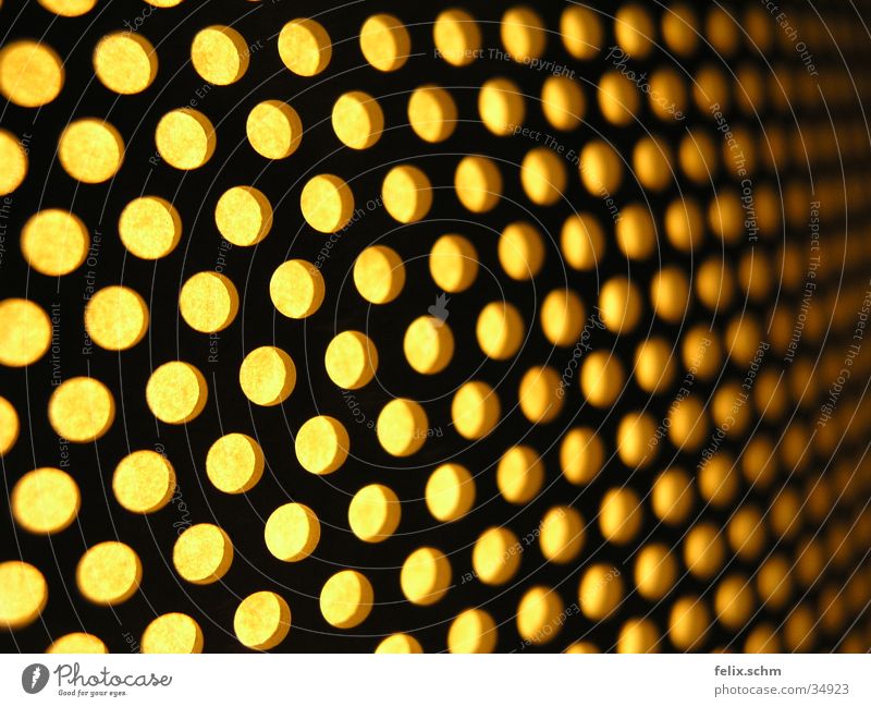 Löcherlampe Raster Licht Gitter Loch Muster Tiefenschärfe Lampenschirm glühen Strahlung Perforierung gelb wellig Häusliches Leben Makroaufnahme Perspektive