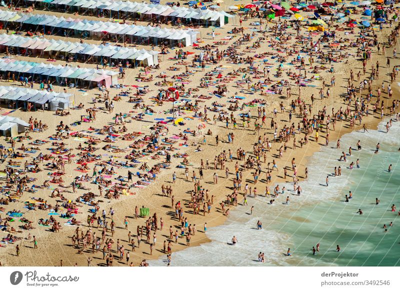 Überfüllter Strand in Nazaré braun grün wasser... Freizeit & Hobby mehrfarbig Außenaufnahme Tourismus Sand Spuren Wasser Sonnenlicht Umwelt selbstbewußt