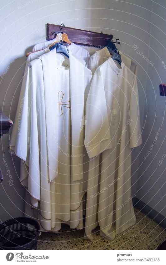 Kleidung und Gewänder des Priesters für die heilige Messe Bruder priesterlich Sakristei Jesus Mann liturgisch Gebet symbolisch mittelalterlich amice Laborkittel