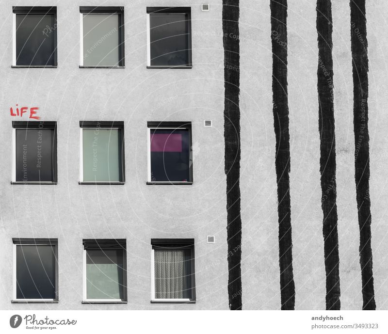 Der rote Schriftzug über dem Fenster des Hauses abstrakt Architektur Hintergrund Berlin schwarz Gebäude Gebäudeaußenseite gebaute Struktur Großstadt Tag Design