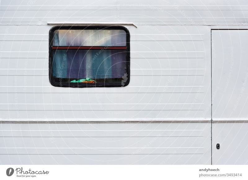 Mit dem alten Wohnmobil um die Welt Abenteuer Auto Hintergrund Lager PKW Wohnwagen zugeklappt farbenfroh Textfreiraum Gardine Design Ausflugsziel Tür Eingang