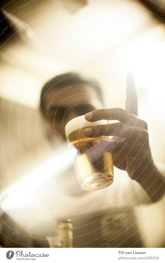 Prost, Junge! Lebensmittel Ernährung Getränk Alkohol Spirituosen Bier Glas Lifestyle trinken maskulin 1 Mensch 18-30 Jahre Jugendliche Erwachsene 30-45 Jahre