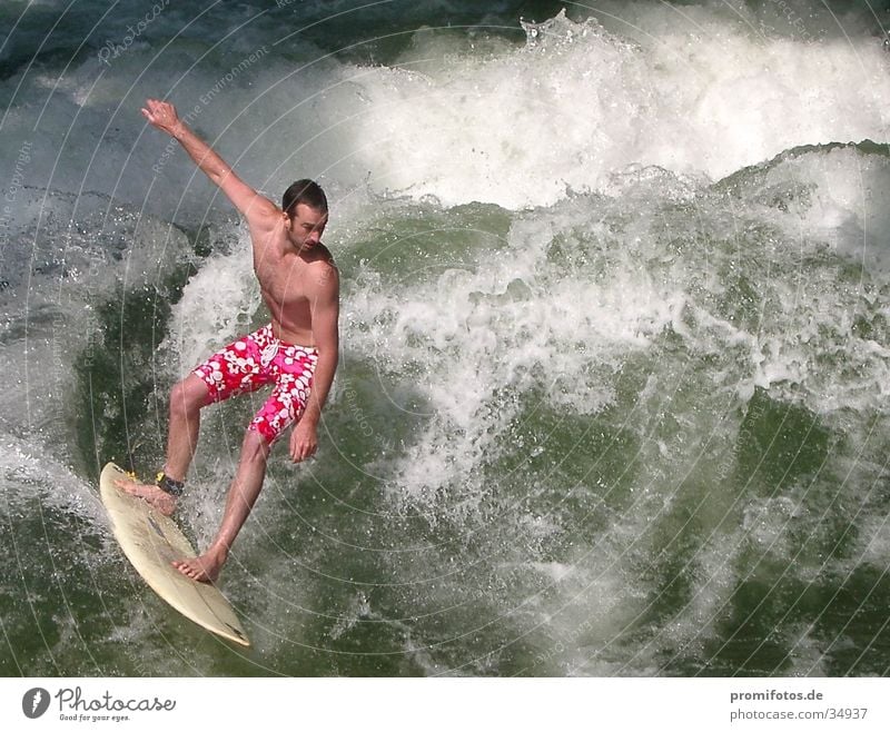 Wellenreiter-Gott Surfer Gischt Surfbrett Sport Wasser