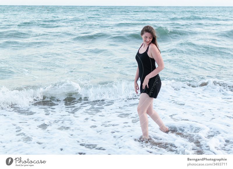 Girl at Sea meer Wasser Wellen Strand Sand Ferien & Urlaub & Reisen frau girl schön happy smile