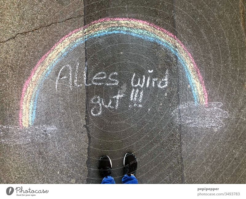 Straßenmalerei, Regenbogen mit der Aufschrift "Alles wird gut„ Strassenmalerei Farbfoto Außenaufnahme Asphalt Kreide mehrfarbig bunt Schuhe alles wird gut Fuß