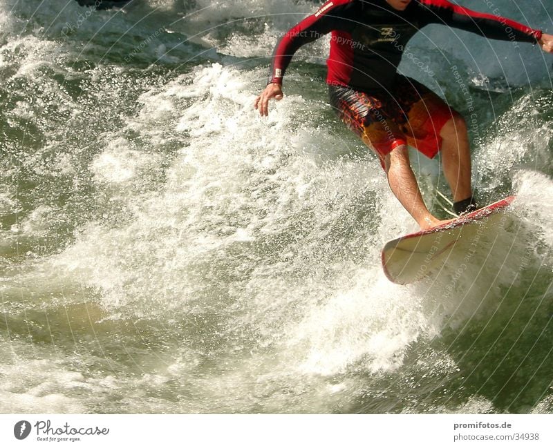 Kopfloser Wellenreiter. Fotograf: Alexander Hauk Surfer Gischt Surfbrett kopflos Sport Wasser wassersport körper sommer freizeit freitzeitsport
