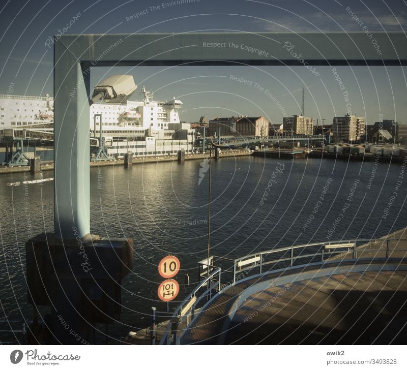Schritt fahren Fähre Terminal Schiff maritim Schweden Schwedenfähre Wasser Himmel Wolkenloser Himmel Sonnenlicht angeleuchtet leuchtend Häuser Stadt Großstadt