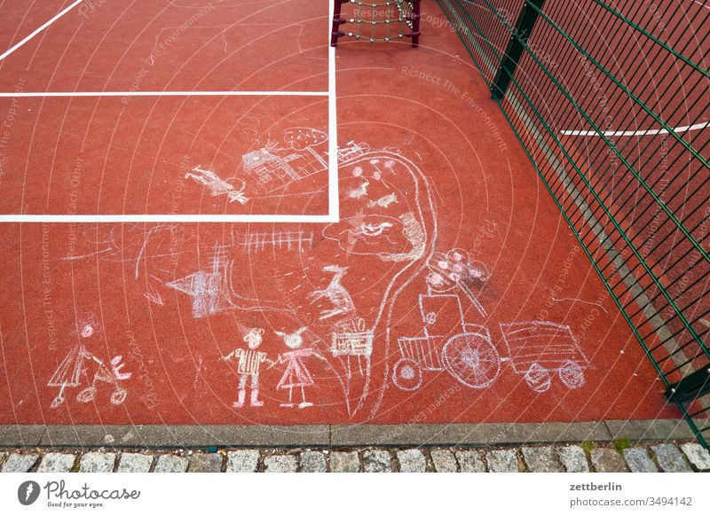 Pflastermalerei auf dem Bolzplatz illustration kinderbild kinderzeichnung kreide pflastermalerei spiel spielfeld spielfeldmarkierung spielplatz tartan sport
