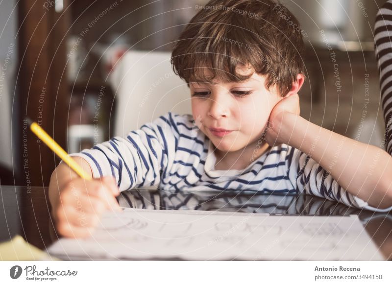 4 Jahre alt, macht Hausaufgaben zu Hause Junge Kind heimwärts Bildung Säugling Mathematik schreibend Ergänzung Subtraktion 4s Kindheit Sitzen aktiv Aktivität