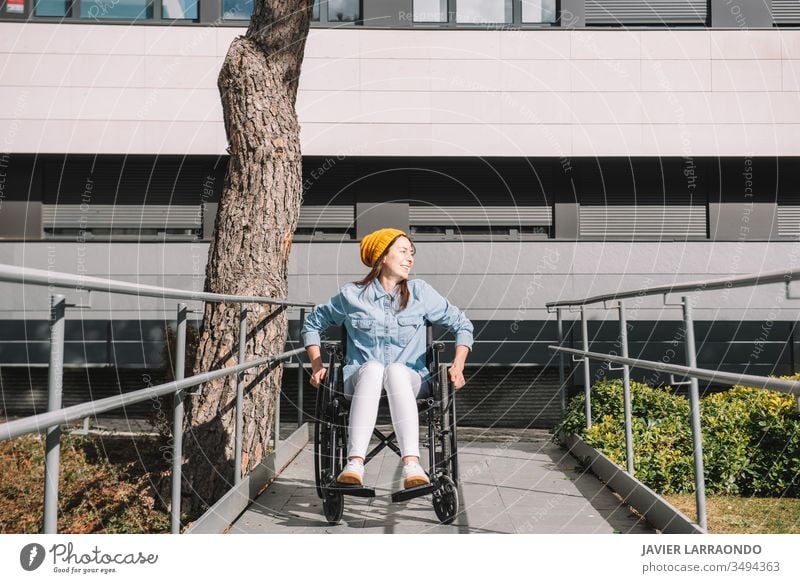 Behindertes, lachendes Mädchen im Rollstuhl Fröhlichkeit jung Frau Lachen deaktivieren lässig Lifestyle Mobilität Zugänglichkeit Hoffnung Accessoire Aktivität