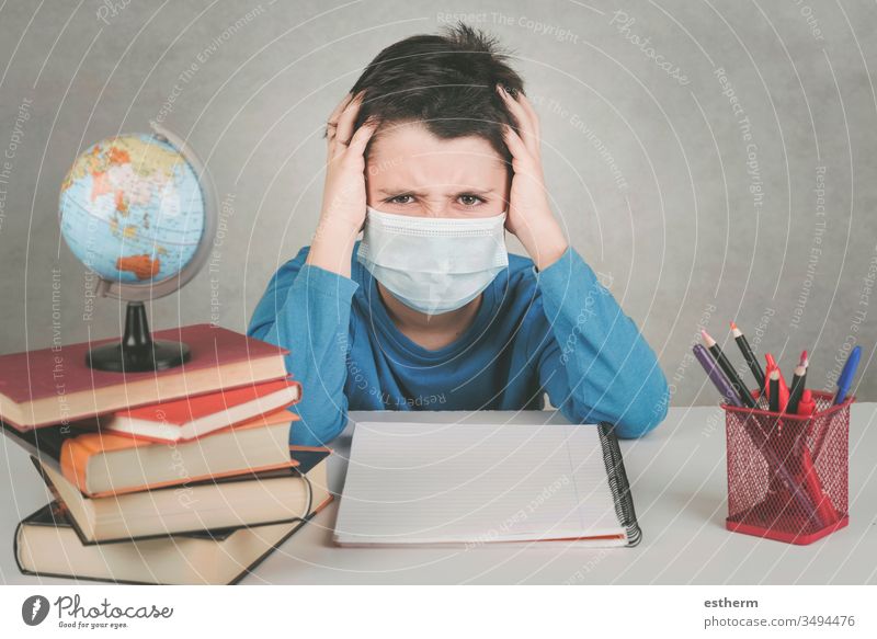 wütendes Kind, das eine medizinische Maske trägt, hat die Nase voll davon, in der Quarantäne Hausaufgaben zu machen Coronavirus Virus Seuche Pandemie