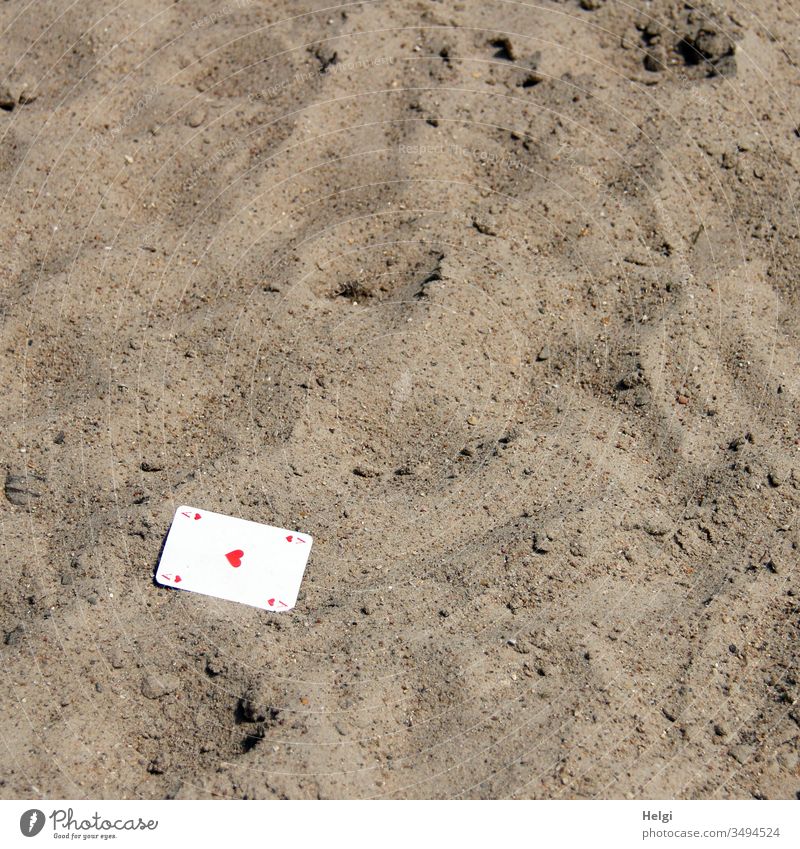 aus dem Ärmel gefallen ... ;-)    eine Spielkarte Herz-As liegt im Sand Glücksspiel verloren liegen Karte Kartenspiel Freizeit Hobby Spielsucht Freude Hoffnung