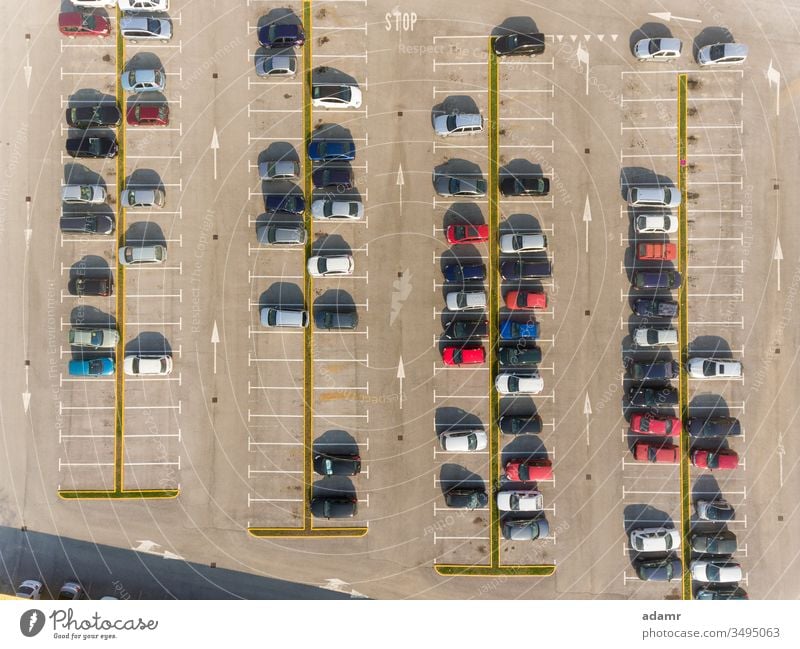 Autos auf dem Parkplatz PKW Fahrzeug Reihe Los Asphalt Verkehr Straße Ansicht Automobil Garage urban parken Transport Öffentlich Hintergrund Linie niemand