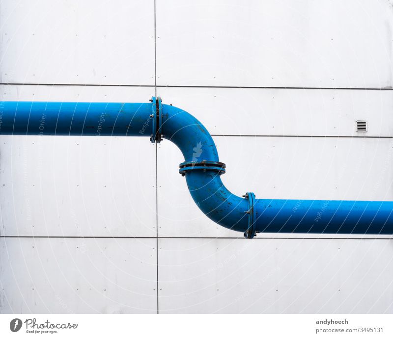 Eine Wasserleitung durch die Stadt vor einer schlichten Fassade Architektur Hintergrund blau Gebäude Gebäudeaußenseite gebaute Struktur verbunden verbindend
