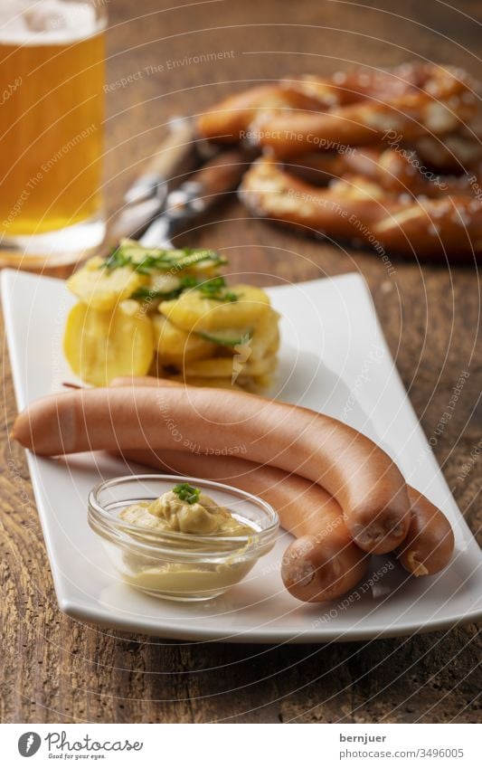 Nahaufnahme von Frankfurter Würstchen auf rustikalem Holz geräuchert bratwurst hotdog deutsch vorspeise ungesund hausgemacht Ansicht gekocht rot Close-up Beer