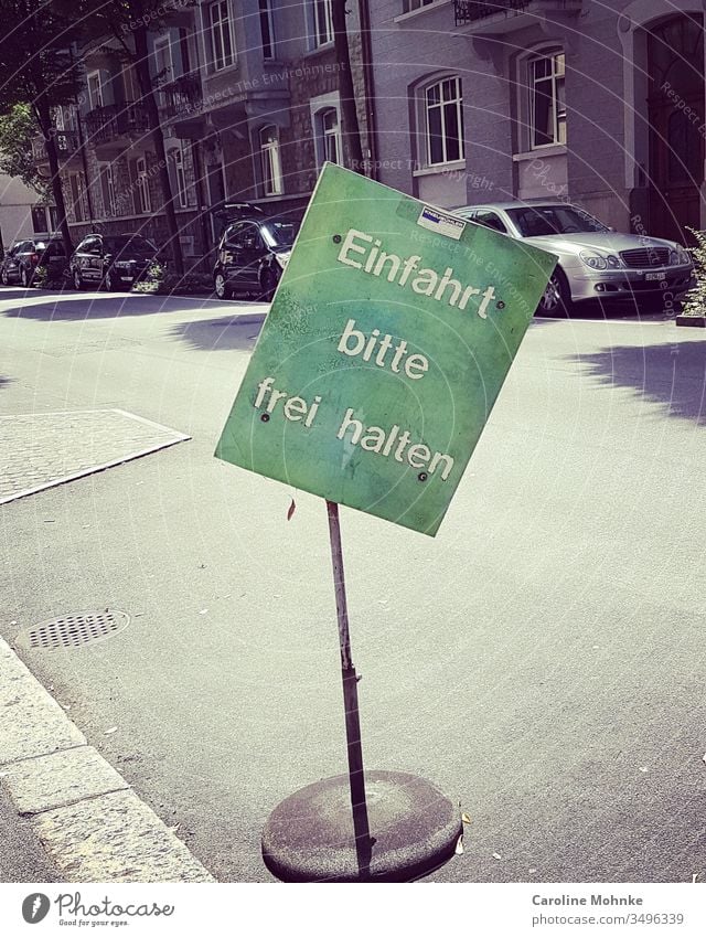 Grüne Tafel "Einfahrt bitte frei halten" an Strassenrand Hinweistafel Strassenschild Farbfoto Aussenaufnahme Hinweisschild Tag Menschenleer Ausfahrt