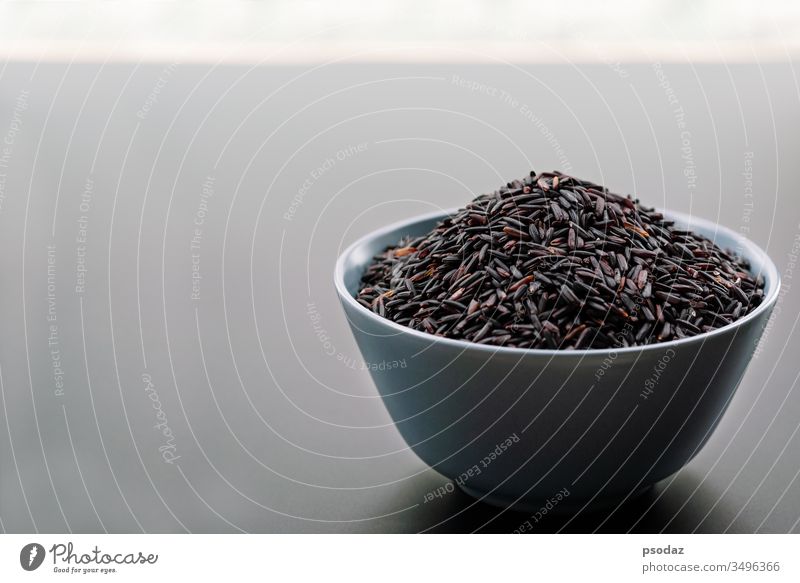 Schale mit schwarzem Jasminreis auf schwarzem Hintergrund landwirtschaftlich Ackerbau Agrarwissenschaftler Asien asiatisch Hintergründe Beeren