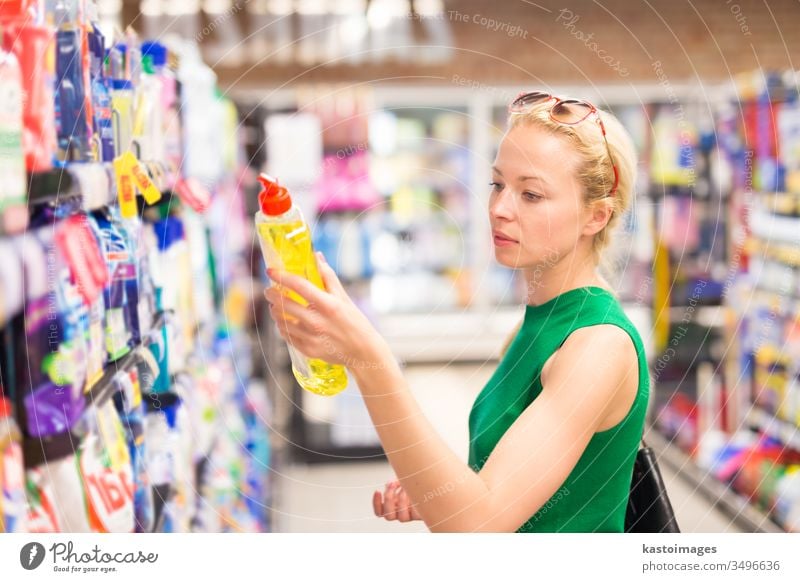 Frau kauft Reinigungskräfte im Supermarkt ein. Laden Kunde Markt Verbraucher Korb Menschen jung Spülmittel Seife Waschmittel Werkstatt Person kaufen Gewerbe