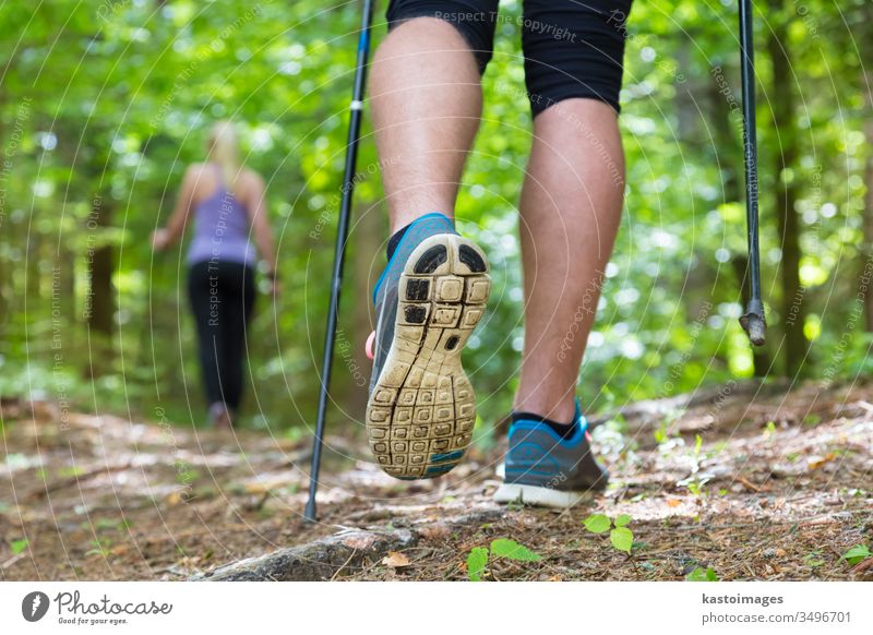 Junges Paar beim Wandern in der Natur. Sport und Bewegung. Nordic Walking Spaziergang Wanderung Park Menschen Schritt Training Joggen Abenteuer Wälder Wald