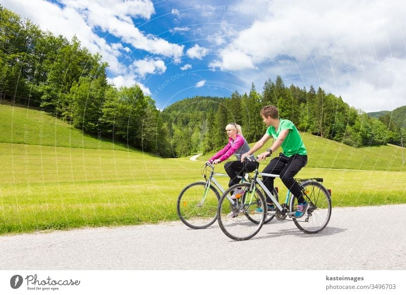 Junge fleckige, aktive Menschen radeln in der Natur. Aktiver Lebensstil. Aktivitäten und Erholung im Freien. Paar Biker Fahrradfahren Radfahrer Zyklus Lifestyle