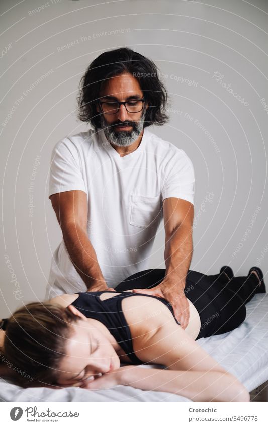 Reiki-Sitzung alternative Therapien. Rücken-Korrektur-Therapie Gleichgewicht ausgleichende Chakren Pflege chakra Energie Hände heilen Heilerin Heilung