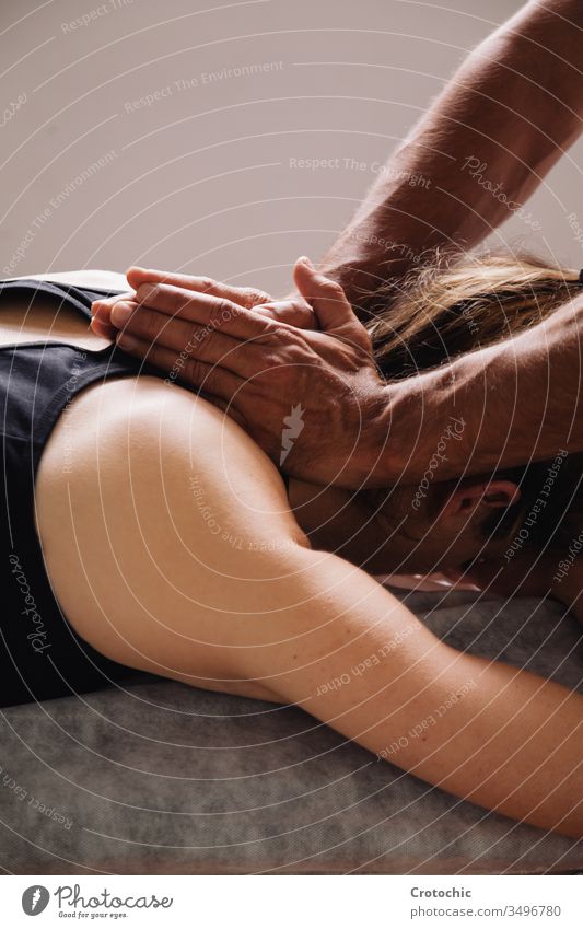 Massage-Sitzung. Männerhände auf dem Nacken einer Frau alternativ Aromatherapie Arthritis Rücken Wesen Körperpflege Knochen Chiropraktiker Klinik Kosmetik