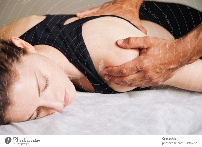 Rehabilitationstherapie. Hände, die die Schulter einer jungen Frau behandeln alternativ Aromatherapie Arthritis Rücken Wesen Körperpflege Knochen Chiropraktiker