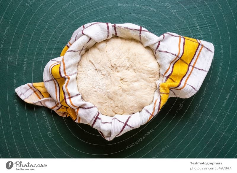 Sauerteig, der in einer Schüssel aufgehen soll, Draufsicht Handwerker-Brot backen Bäcker Bäckerei Backen zu Hause Teig Nahaufnahme bedeckt Küche Kultur lecker