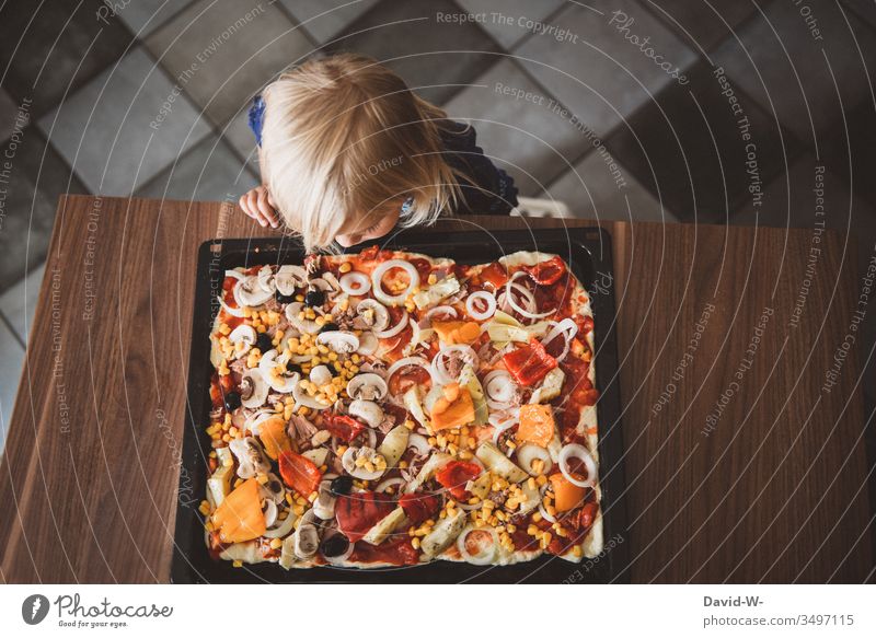 fertig ist die Pizza - Kind Mädchen betrachtet Pizzablech Hunger Appetit & Hunger Kleinkind Küche Ernährung Lebensmittel Essen lecker backen Mensch Kindheit